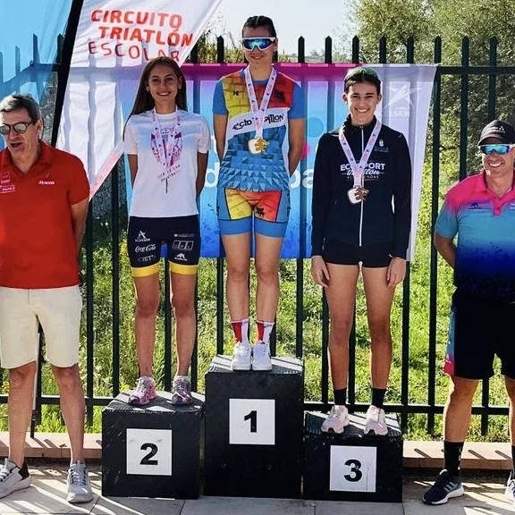 Ana Rubio en el podio de Juveniles femenino del duatlón cros de valdebebas, circuito escolar