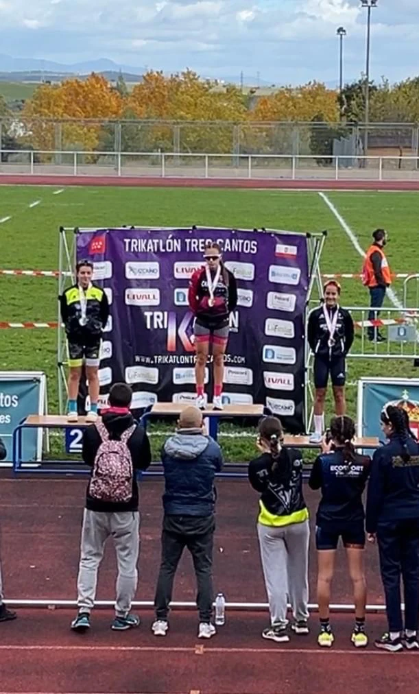 podio de Alejandra Villafranca de ecosport triatlón alcobendas