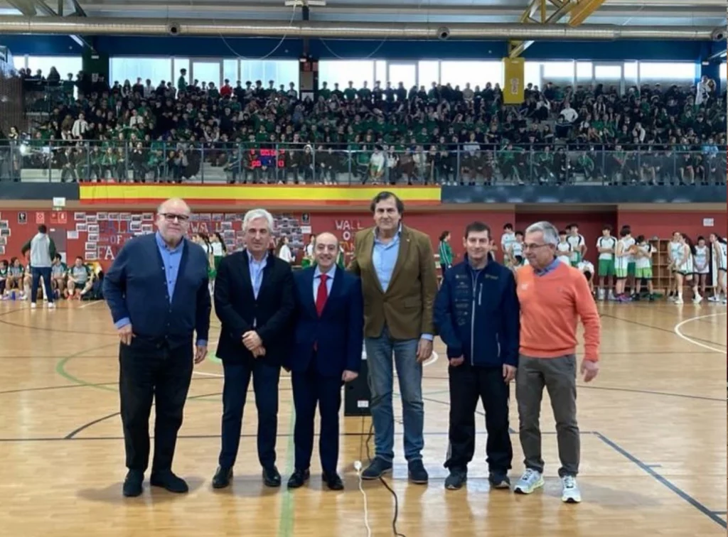 Ecosport y Balcúde participando en las jornadas inclusivas de deporte en el Colegio Greenwich, simbolizando unidad y diversidad.
