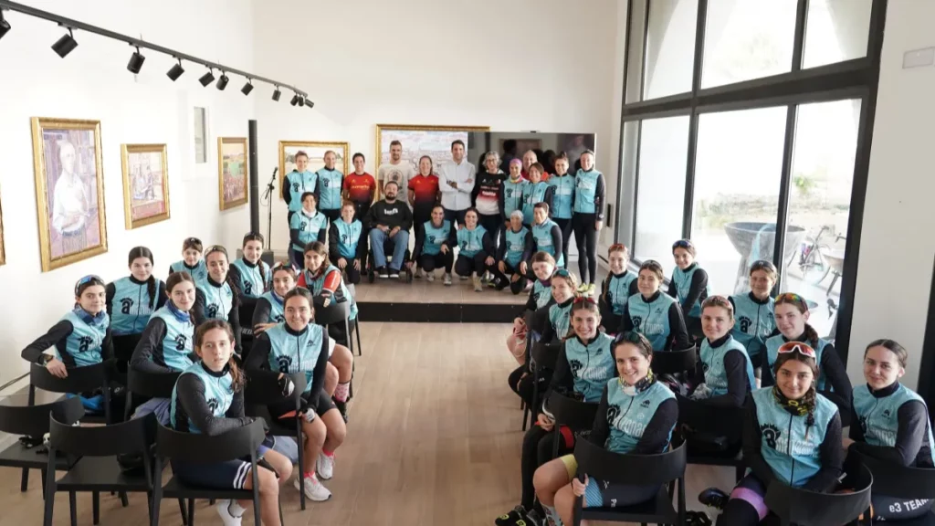 Programa Amazonas de Triatlon - una clase con todas las deportistas y docentes