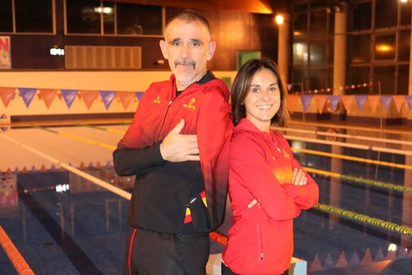 Kini carrasco y Carmen Gonzalez con la equipación de España en una piscina en su reencuentro antes de parís 2024